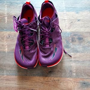 WOMEN'S ALTRA KAYENTA ROAD RUNNING SHOES.  SIZE 10. NEW CONDITION. PURPLE.